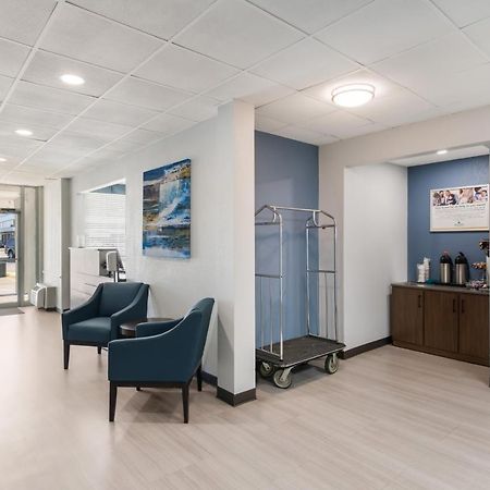 Hometowne Studios By Red Roof Newport News - Hampton West Экстерьер фото