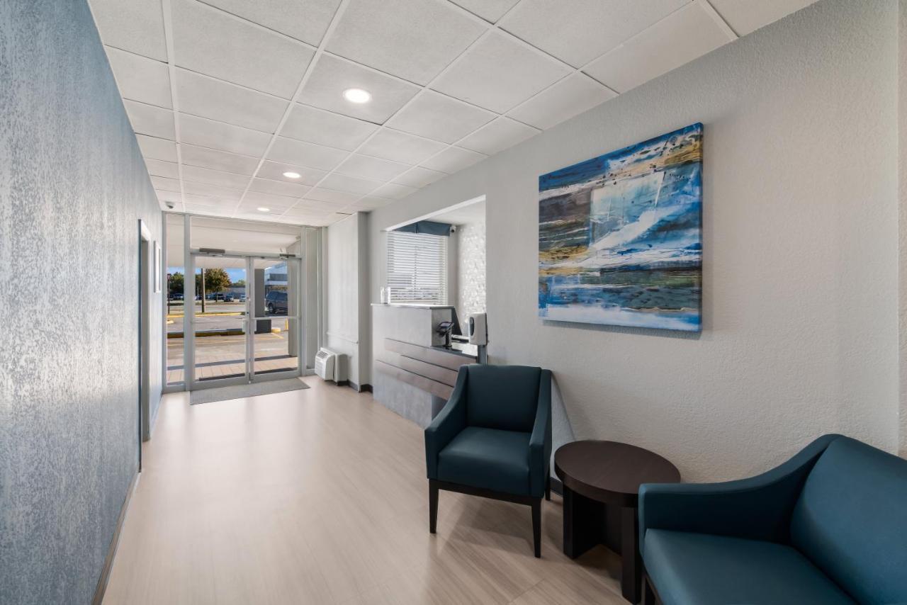 Hometowne Studios By Red Roof Newport News - Hampton West Экстерьер фото