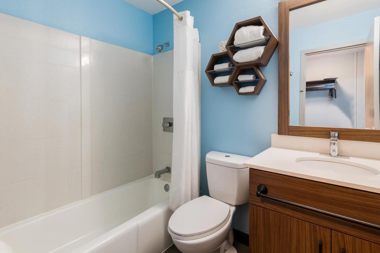Hometowne Studios By Red Roof Newport News - Hampton West Экстерьер фото