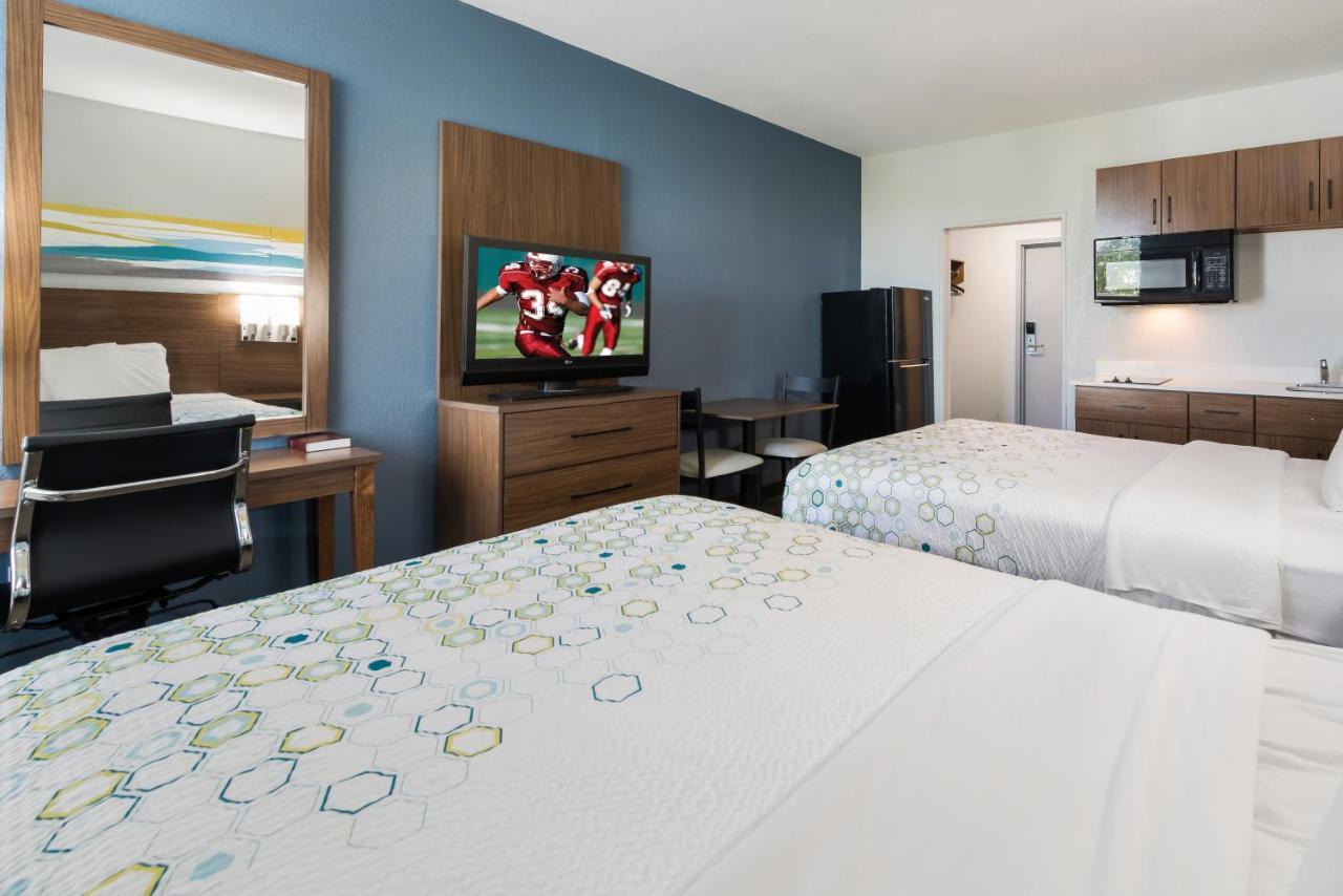 Hometowne Studios By Red Roof Newport News - Hampton West Экстерьер фото