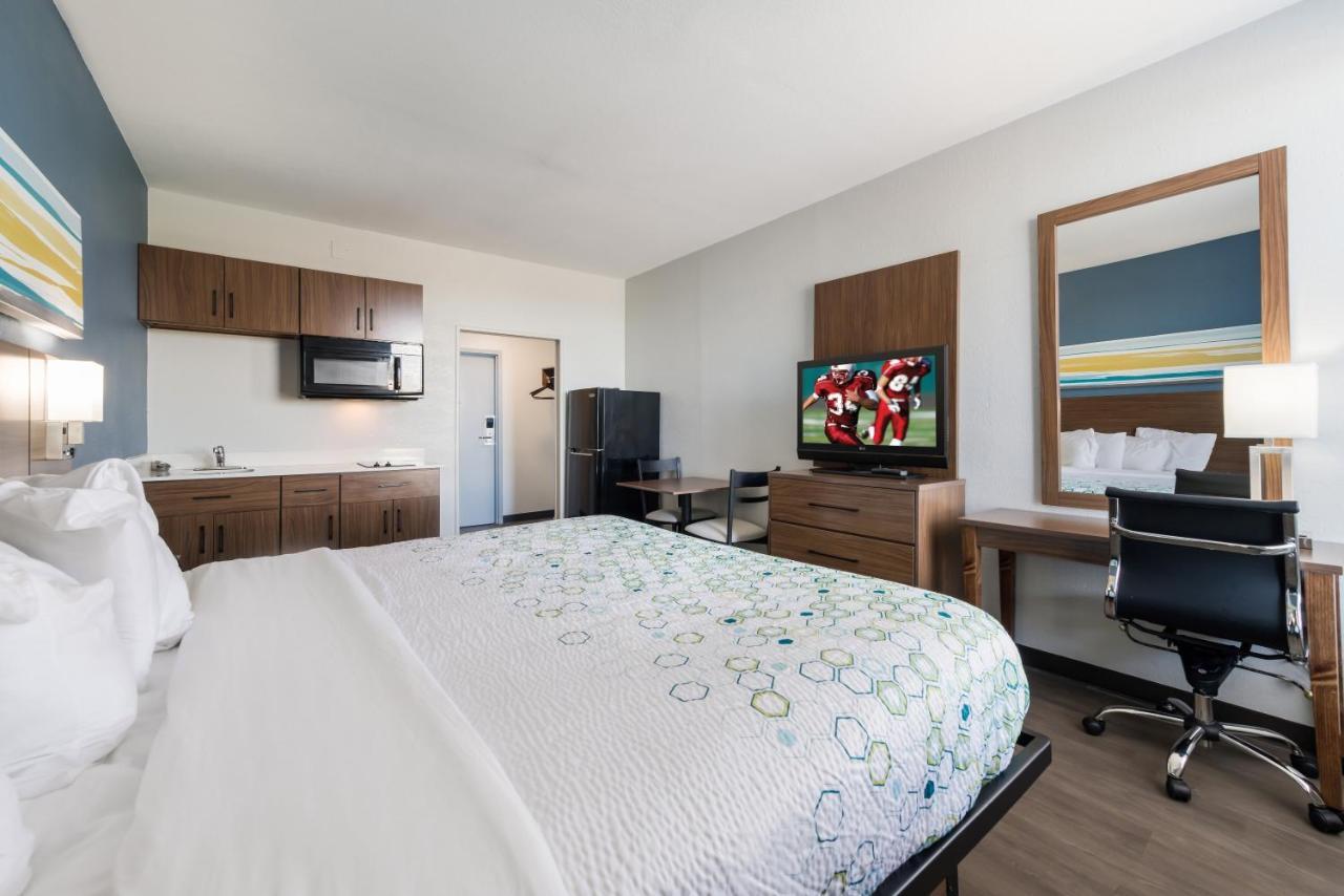 Hometowne Studios By Red Roof Newport News - Hampton West Экстерьер фото