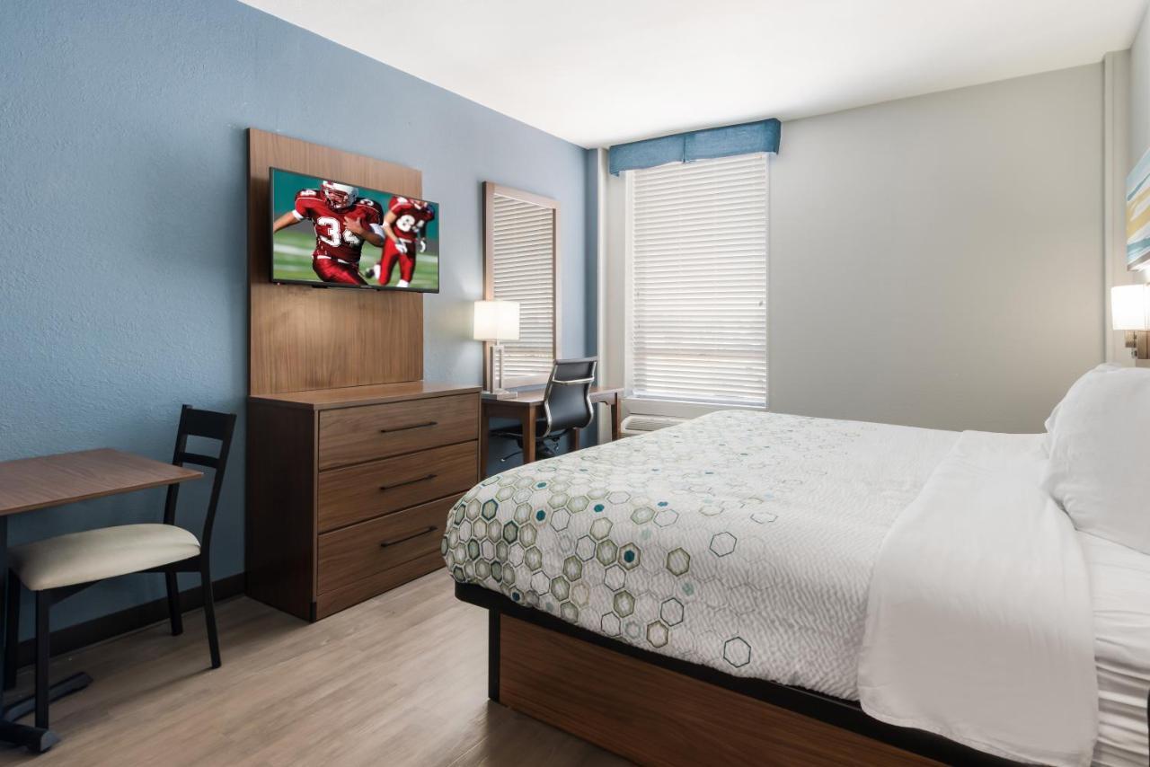Hometowne Studios By Red Roof Newport News - Hampton West Экстерьер фото