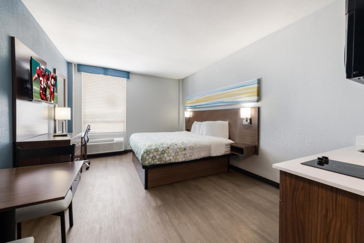 Hometowne Studios By Red Roof Newport News - Hampton West Экстерьер фото